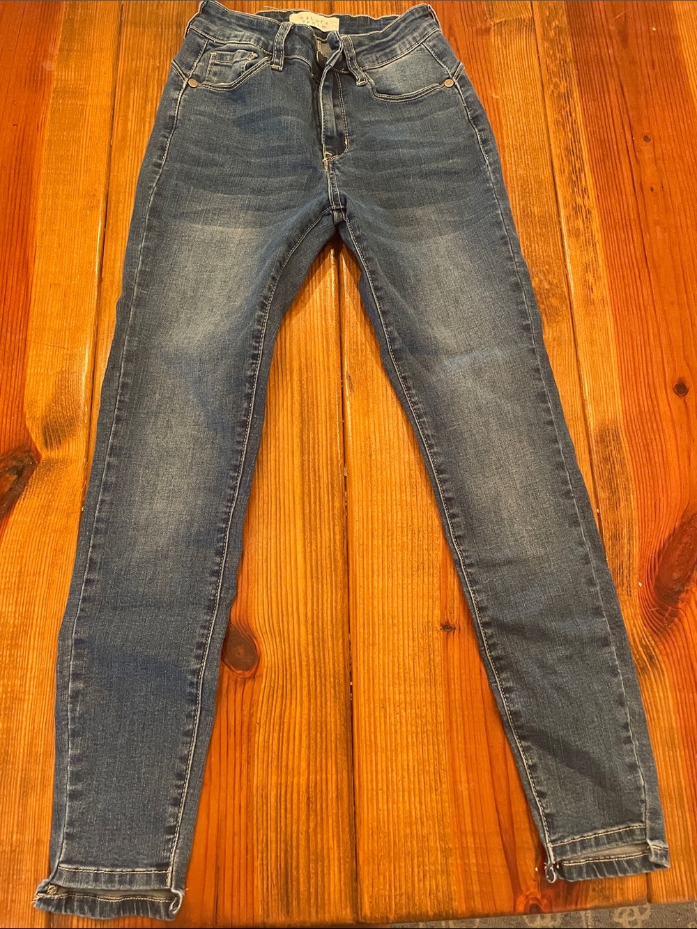 Women’s Skinny Stretch Jeans in Faded Blue